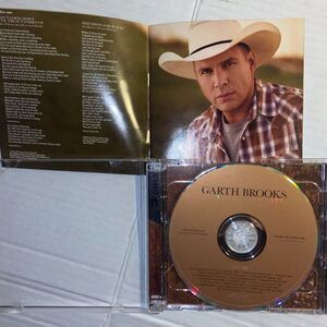 The Ultimate Hits - Audio CD By Garth Brooks Great Music Great CD!